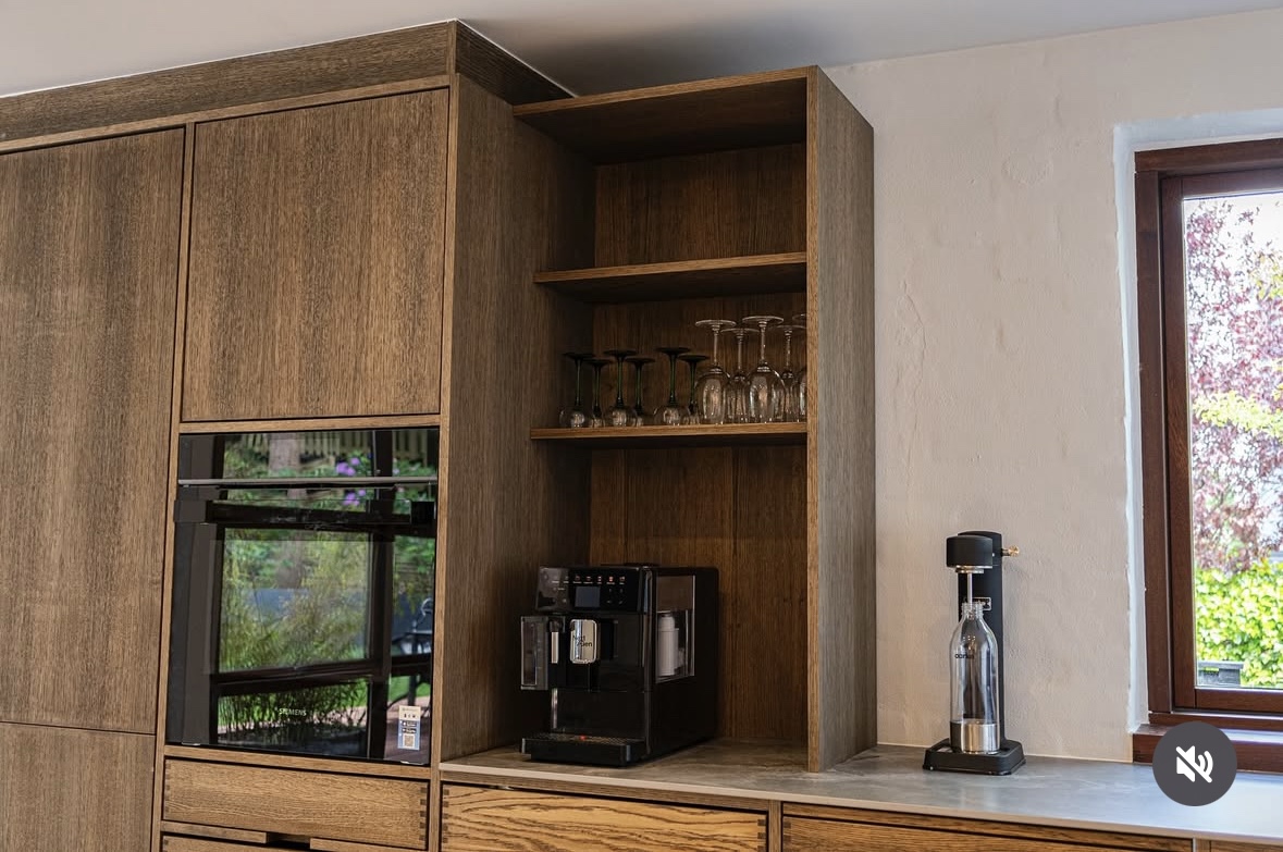 Højskab med integreret ovn og åbne hylder