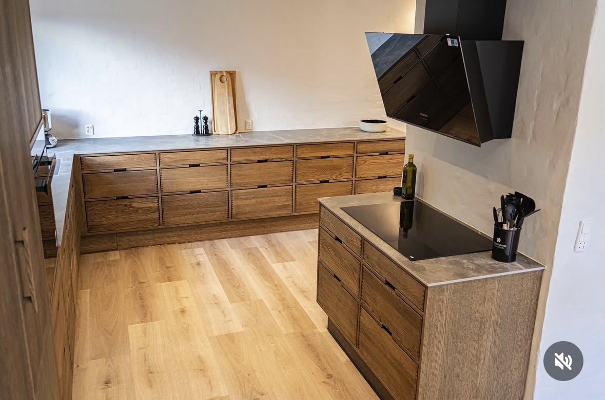 Snedkerkøkken i massiv eg med køkkenø — Grankvist Tømrer